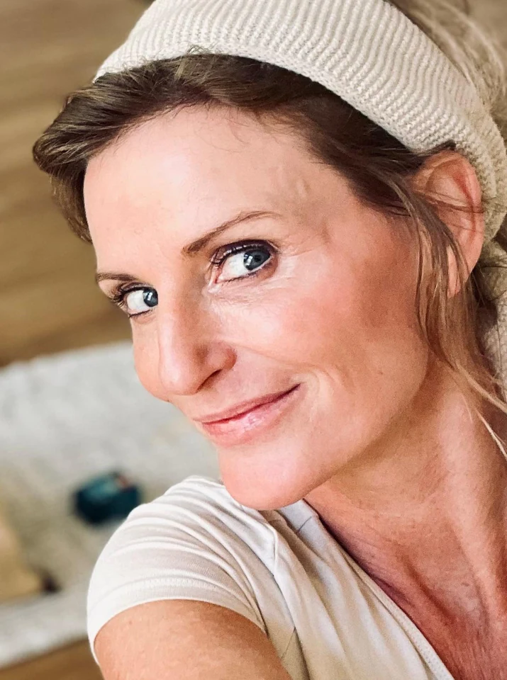 Porträt von Daniela Kellner mit heller Strickmütze und einem Lächeln