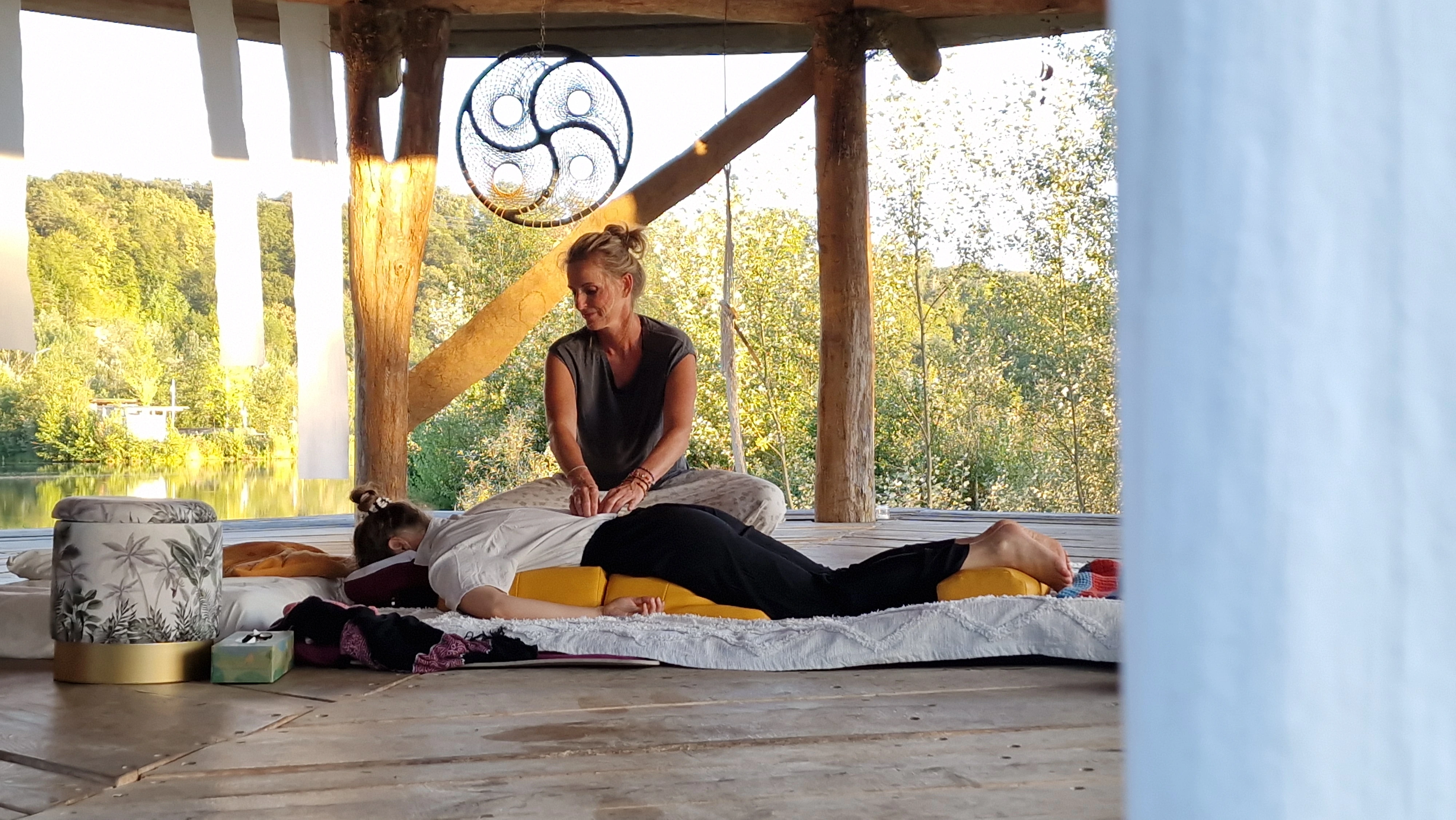 Daniela bei einer Shiatsu-Behandlung auf der Seebühne mit Blick auf den See