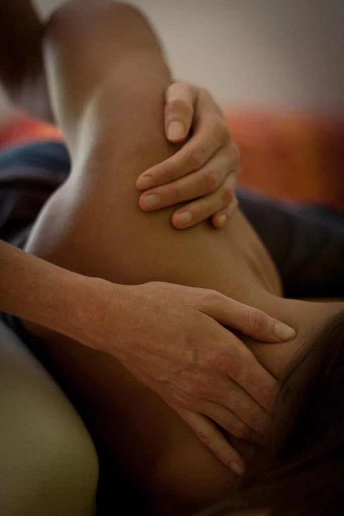 Achtsame Shiatsu-Berührung an Nacken und Schulter
